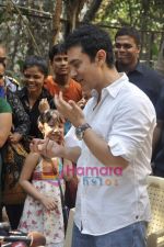 Aamir Khan celebrates 45th birthday with media at his Home in Mumbai on 14th March 2010 (26).JPG